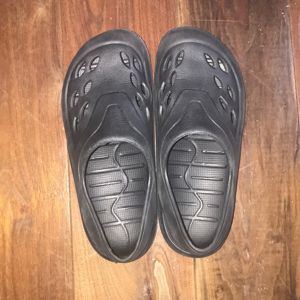 black knockoff crocs